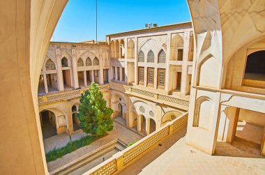 : Kashan, Iran - 22 Ekim 2017: Görünüm üzerinde Howz hane mahkeme, Abbasi evin içinde kendi ana portal (Iwan), 22 Ekim'de kaşan içinde beyaz sıva kemer.