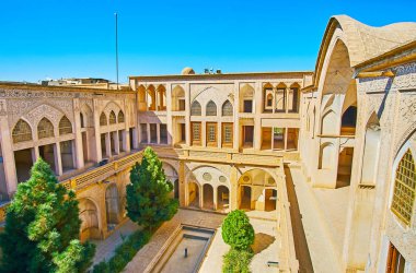 : Kashan, Iran - 22 Ekim 2017: Mimari ensemble, Howz hane, Abbasi Adliyesi kemerli portal (Iwan), teraslar farklı katlarda, küçük çam bahçe ve 22 Ekim'de kaşan içinde bir havuz ile.