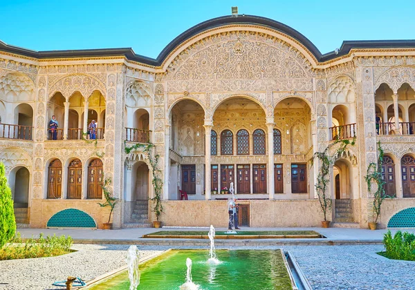 Kashan, Iran - 22 Ekim 2017: Geri Tabatabaei iyi örneği kaçar dönemi sanat ve geleneksel Fars mimarisi, 22 Ekim'de kaşan içinde evim.