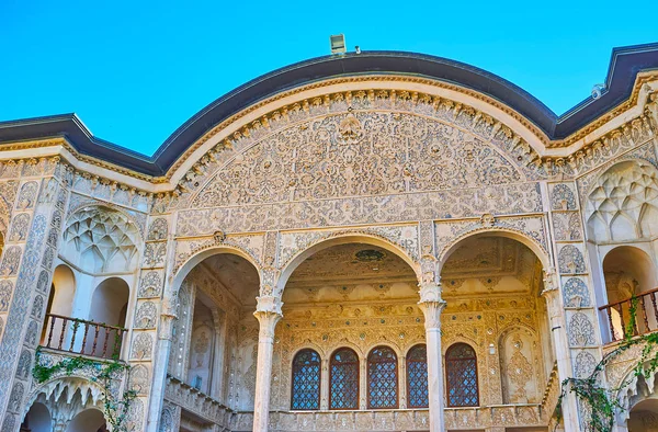 : Kashan, Iran - 22 Ekim 2017: Karmaşık alçı kalıpları Tabatabaei House, kabartma detayları komşu iyi mirrorwork, kaşan 22 Ekim tarihinde Fars mimarisi için geleneksel ile Portal.