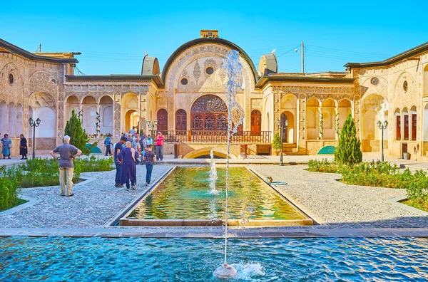 Kashan 2017年10月22日 Birouni Tabatabaei 房子与美丽的喷泉和令人印象深刻的石膏装饰墙壁 拱廊和阳台 在10月22日在 Kashan — 图库照片