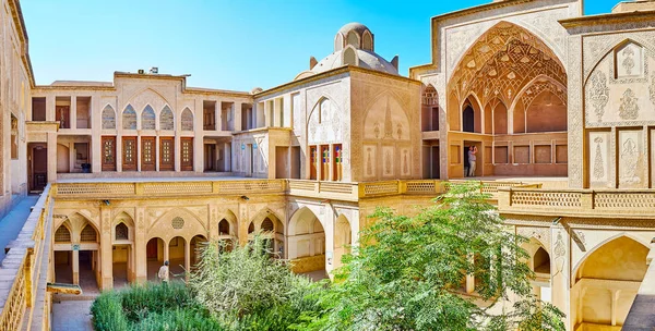 Kashan, Iran - 22 Ekim 2017: Abbasi House geleneksel Fars konaklar, şehirde korunmuş ve 22 Ekim: Kashan tarihinde müze olarak hizmet biri.