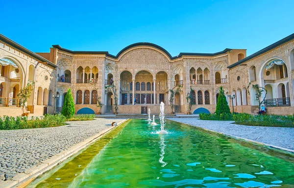 : Kashan, Iran - 22 Ekim 2017: Güzel avlusu Tabatabaei tarihi evi çeşme, onun ana portal ile kabartma desen ve sütunlar, 22 Ekim'de Kaşan dekore edilmiş.