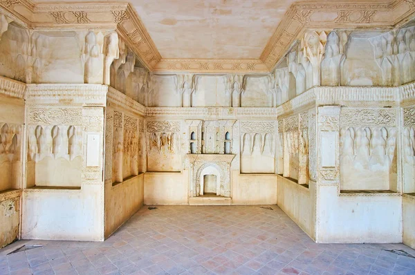 : Kashan, Iran - 22 Ekim 2017: Alçı mukarnas süslemeler duvarlarda Abbasi evin, beş kapılı oda (Shahneshin, Panjdari) 22 Ekim'de kaşan.