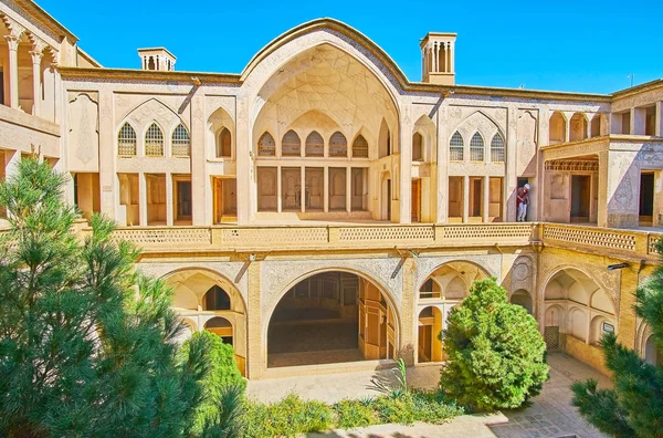 Kashan, Iran - 22 Ekim 2017: Abbasi House, adlı cam tüccar tarihi konak 22 Ekim'de kaşan içinde korunmuş mimarisi, bahçeleri ve dekorlar, ile şehrin popüler turistik dönüm noktası olduğunu.