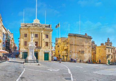 Birgu, Malta - 17 Haziran 2018: Zafer Meydanı St Lawrence heykel, Palazzo Huesca, San Lawrenz bucak salonu gibi birçok yerler ile şehir merkezi yerlerinden biri 17 Haziran'da Birgu içinde olan.