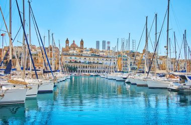 Senglea eski şehir Vittoriosa marina yat her iki tarafta, Malta iki satır ile gelen görünümü.
