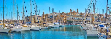 Panoramik Vittoriosa Marina lüks ile yelken yatlar ve tepelik Senglea şehir arka plan, Birgu, Malta.
