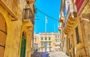 Dar Nestu Laiviera yükselme St Lawrence heykeli ile Zafer Meydanı (Misrah IR-Rebha) yol açar ve tarihi konaklar, Palazzo Huesca, Birgu (Vittoriosa), Malta gibi korunmuş.