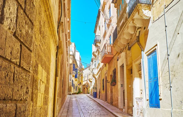 Walk Narrow Street Lined Old Stone Houses Birgu Vittoriosa Мальта — стоковое фото