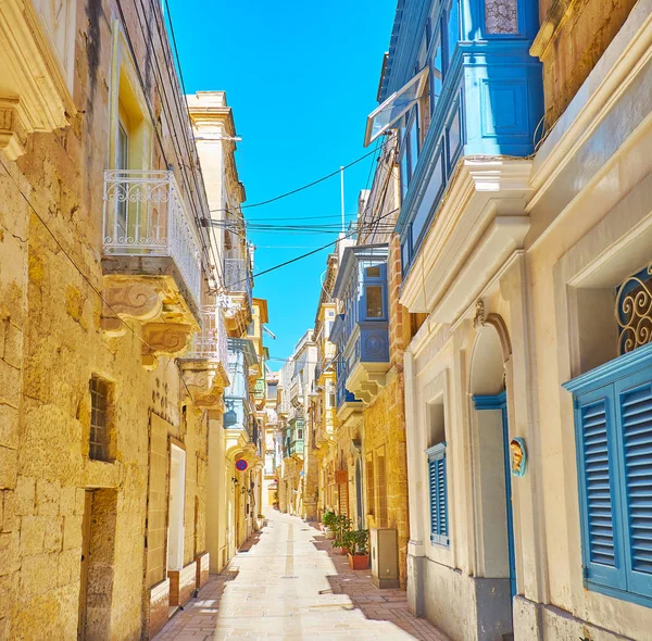 Ortaçağ Birgu (Vittoriosa) tarihi oturma odasında doğal yapılardır, dekore edilmiş ahşap kepenkleri, kapılar ve balkon, Birgu (Vittoriosa), Malta ile kaybolmak.