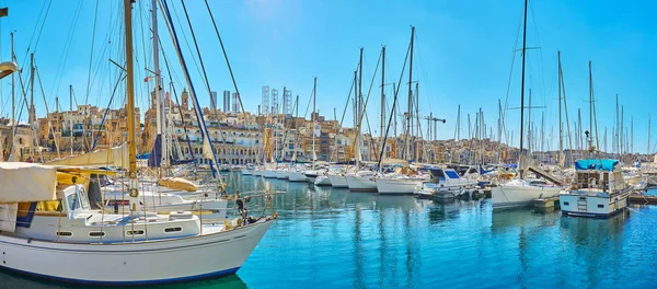 Picturesque Marina Birgu Vittoriosa Numerous Yachts Moored Shipyards Medieval Housing — Stock Photo, Image