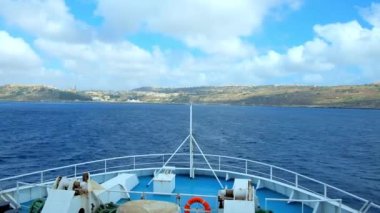 Ghajnsielem, Malta - 15 Haziran 2018: Malta doğal deniz manzarası, hızlı bulutlar ve Gozo, peyzaj manzaralı feribot geziden Gozo Adası'na 15 Haziran Ghajnsielem tadını çıkarın.
