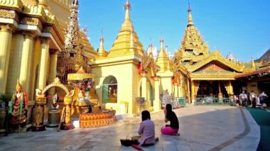 Yangon, Myanmar - 17 Şubat 2018: Sule Pagoda Buda görüntülerini dua, ibadet, babası olan küçük çocuk, üzerinde 17 Şubat Yangon içinde zil Budist ritüel gerçekleştirir.
