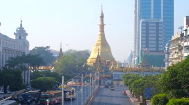 Yangon, Myanmar - 17 Şubat 2018: Dev altın Sule Pagoda turistler, şehir merkezinde, üzerinde 17 Şubat olarak Yangon keşfetmek göz yakalar.