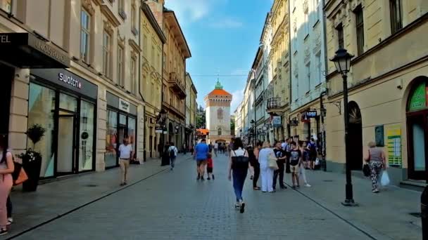 Краков Польша Июня 2018 Года Прогулка Улице Флорианской Средневековым Воротам — стоковое видео