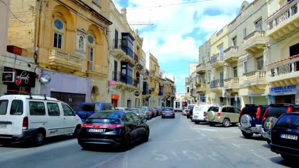 Mosta Malta Giugno 2018 Trafficato Traffico Kbira Fiancheggiato Vecchi Palazzi — Video Stock