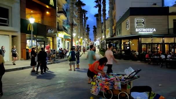Bugibba Malta Junio 2018 Plaza Bahía Noche Con Vistas Puestos — Vídeos de Stock