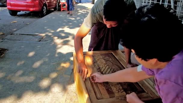 Yangon Myanmar Februar 2018 Der Prozess Der Herstellung Von Geschnitzten — Stockvideo