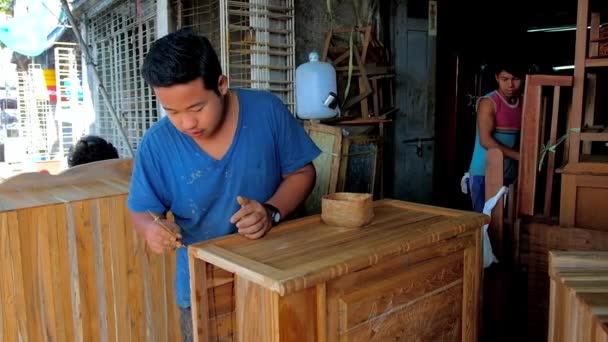 Yangon Myanmar Februar 2018 Der Junge Handwerker Repariert Risse Holz — Stockvideo