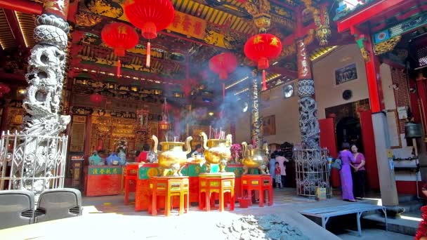 ヤンゴン ミャンマー 2018 日にヤンゴンで装飾する中国の新年 スプリング フェスティバル Kheng ホック Keong 寺院の祭壇に線香を発煙と花瓶 — ストック動画