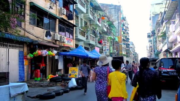 ヤンゴン ミャンマー 2018 日にヤンゴンでチャイナタウン 小さなショップ カフェ 観光ホテル ワーク ショップ いっぱいの市場通りを探検します — ストック動画