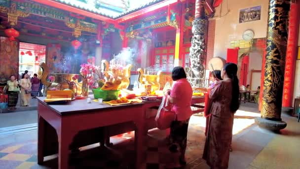 しもべがヤンゴンで 中国の新年 スプリング フェスティバル のお祝いに Kheng ホック Keong 寺院を訪問ヤンゴン ミャンマー — ストック動画