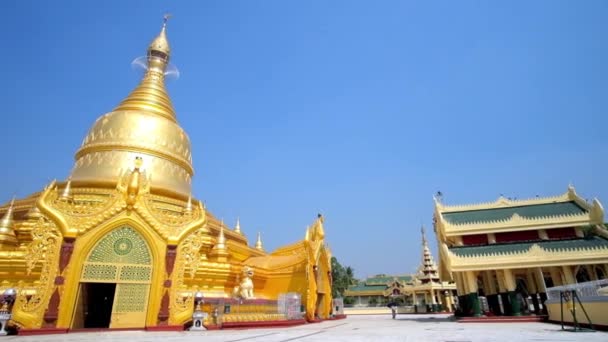 ミャンマー ヤンゴンのシュエダゴン入れ物 Daw 庭園に隣接する Dhammarakhita の丘の上に位置する黄金の Mahavijaya Wizaya 五重塔のパノラマ — ストック動画