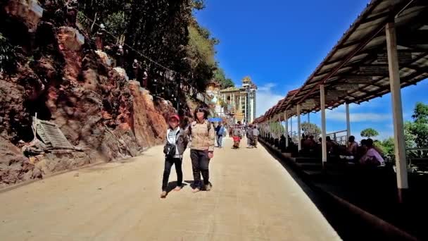 Pindaya Myanmar Februar 2018 Der Lange Aufstieg Zum Buddhistischen Komplex — Stockvideo