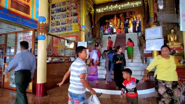 Pindaya Myanmar Février 2018 Les Dévots Bouddhistes Visitent Grotte Pindaya — Video