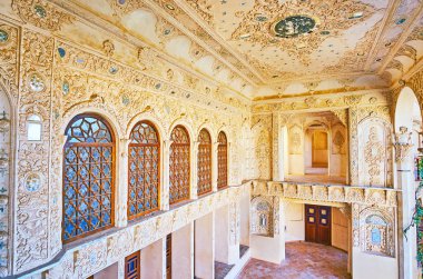 : Kashan, Iran - 22 Ekim 2017: Tabatabaei tarihi evi yaz terasında zengin plasterwork, ayna dekorlar, vitray pencereler ve 22 Ekim'de Kaşan içinde güzel çiçek desenleri ile.