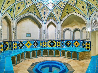 : Kashan, Iran - 22 Ekim 2017: 22 Ekim'de kaşan içinde orta küçük ferahlatıcı çeşme ile Sultan Amir Ahmad (Qasemi) hamam vestiyer içinin.