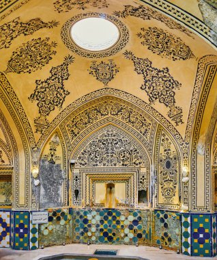 : Kashan, Iran - 22 Ekim 2017: Pitoresk alçı kalıpları kubbe, duvarlar ve sıcak banyo salon (garmkhaneh): Kashan 22 Ekim tarihinde Sultan Amir Ahmad (Qasemi) hamam niş.