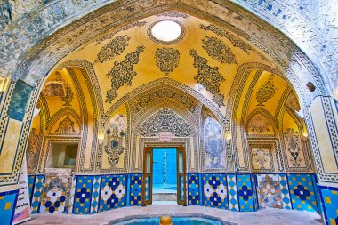 Kashan, Iran - 22 Ekim 2017: Sıcak banyo Hall, Sultan Amir Ahmad (Qasemi) hamam 22 Ekim'de kaşan boyalı kabartma sıva, intericate desenleri sahiptir.