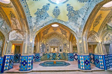Kashan, Iran - 22 Ekim 2017: Garmkhaneh hamam Hall-e Sultan Amir Ahmad (Qasemi banyo) 22 Ekim'de kaşan içinde arabesk ve çiçek desenleri, parlak sırlı çini, boyalı oyma sıva ayrıntılarla süslüdür.