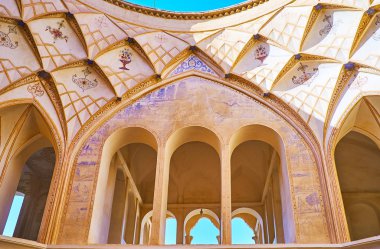 : Kashan, Iran - 22 Ekim 2017: Pitoresk freskler kemerli pencere ve kubbe, 22 Ekim'de kaşan içinde hafif bir delik ile Tabatabaei evin bir odasında.