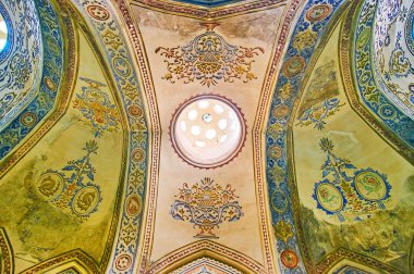 : Kashan, Iran - 22 Ekim 2017: Garmkhaneh (sıcak banyo salonu)-hamam-e Sultan Amir Ahmad (Qasemi banyo) güzel plasterwork ve 22 Ekim'de kaşan boyalı arabesk ile pitoresk kasa.