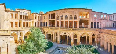 : Kashan, Iran - 22 Ekim 2017: Birouni (dış) Abbasi evin Panoraması, onun pitoresk avlu yeşil bahçe, 22 Ekim'de kaşan sahiptir.
