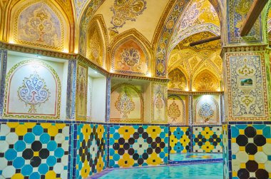 Kashan, Iran - 22 Ekim 2017: Qasemi (Sultan Amir Ahmad) hamam ile döşenmiş desen ve şaşırtıcı plasterwork, eğri duvarları kapalı pastel renklerle, 22 Ekim'de kaşan.