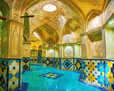 Kashan, Iran - 22 Ekim 2017: Hamam-e Sultan Amir Ahmad (Qasemi Hamam) süslü soyunma salonu (Sarbineh) yuvarlak kemerli Galeri ile sahiptir plasterwork ve parlak döşenmiş desen, 22 Ekim'de kaşan içinde kaplı.