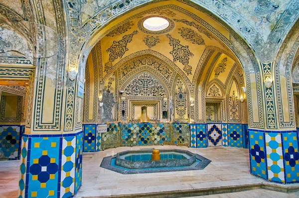 : Kashan, Iran - 22 Ekim 2017: İç Sultan Amir Ahmad (Qasemi) hamam pitoresk plasterwork ve 22 Ekim'de kaşan içinde korunmuş Safevi dönemi tilework ile sıcak banyo salon (garmkhaneh).