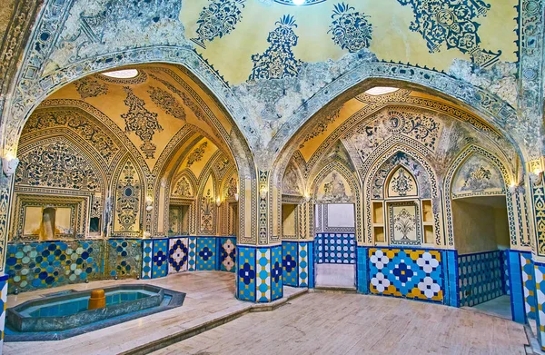 Kashan, Iran - 22 Ekim 2017: Sıcak banyo salon (garmkhaneh) Sultan Amir Ahmad (Qasemi) hamam kemerli galeriler ile muhteşem iç kaplı boyalı alçı kalıpları ve eski tilework, 22 Ekim'de kaşan.
