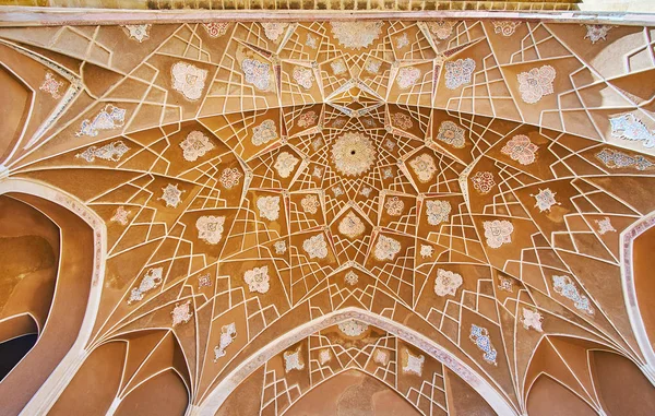 : Kashan, Iran - 22 Ekim 2017: Kashan 22 Ekim tarihinde kabartma arabesk ile Abbasi evin avluda portal (Iwan) yarı kubbe.