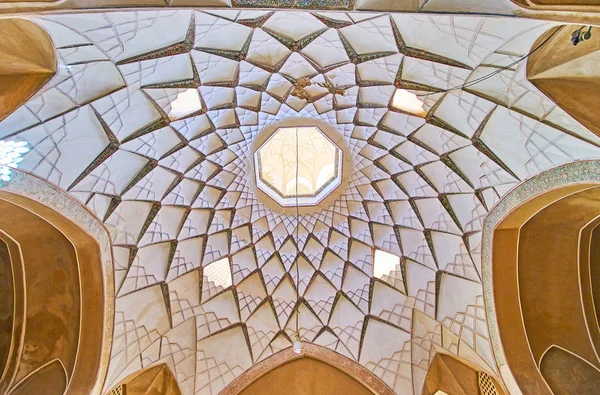 : Kashan, Iran - 22 Ekim 2017: Bazı Abbasi House yardım yıldız desen ve küçük pencereler, 22 Ekim'de kaşan içinde oda gün ışığı getiren odasında.