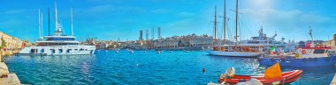 Birgu, Malta - 16 Haziran 2018: Panorama Vittoriosa marina yat ve gemiler, 16 Haziran'da Birgu içinde Valletta Grand Harbour - Birgu (Vittoriosa) ve Senglea (L-Isla), iki müstahkem şehir tarafından çevrili ile.