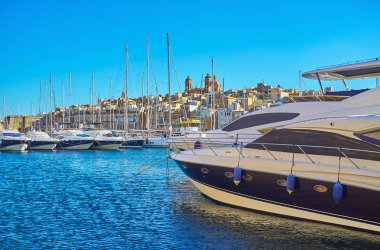 Modern yatlar ve Vittoriosa Marina karşı kıyısında, Birgu, Malta Ortaçağ Senglea (L-Isla) city ile Motorlu kayak sandallar.