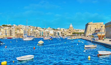 Birgu, Malta - 16 Haziran 2018: Kalkara Marina manzaralı kent ve 16 Haziran'da Birgu içinde büyük taş duvar tarafından çevrili Ortaçağ müstahkem Birgu böler.