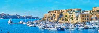 Kalkara marina yat tersaneleri ve Ortaçağ Villa Bighi (Palazzo Bichi, Kraliyet Deniz Hastanesi), ile pitoresk Panoraması denizin Malta yükselen.
