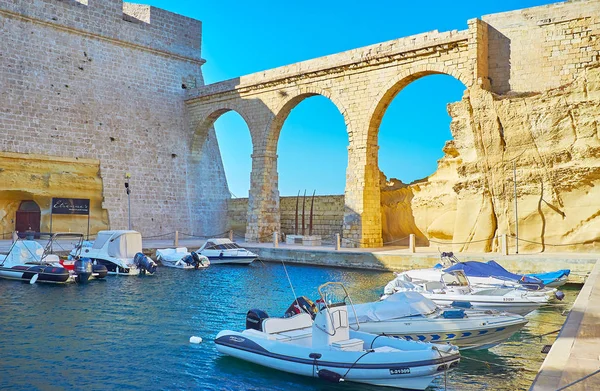 Birgu Malta Giugno 2018 Piccolo Porto Con Motoscafi Ponte Arco — Foto Stock