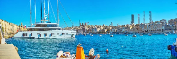 Birgu 海滨长廊是放松和观察的最佳地方 在海景 漂流游艇 浮动渡轮和中世纪海岸的森格莱阿 马耳他 — 图库照片